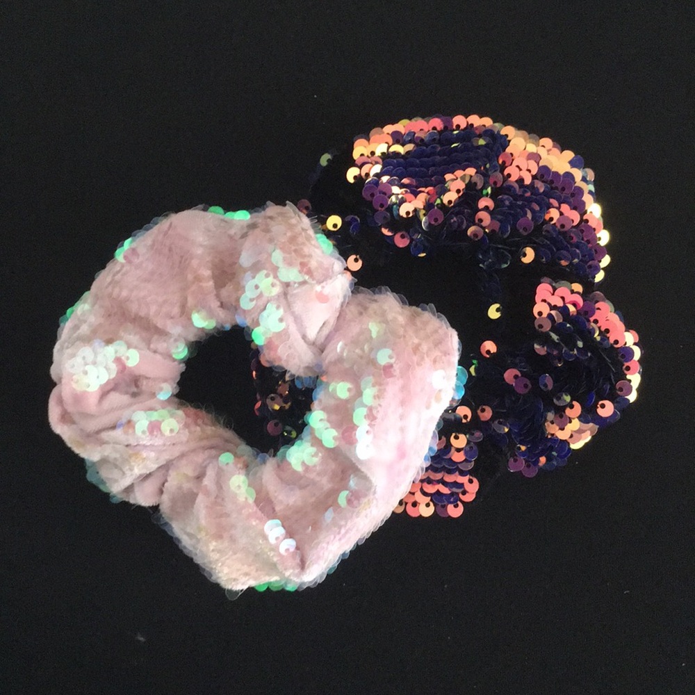 Holographic Scrunchies